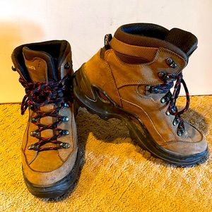 LOWA Womens Waterproof RENEGADE GTX STONE INSULATED BOOT- LIGHTLY USED 7.5 US